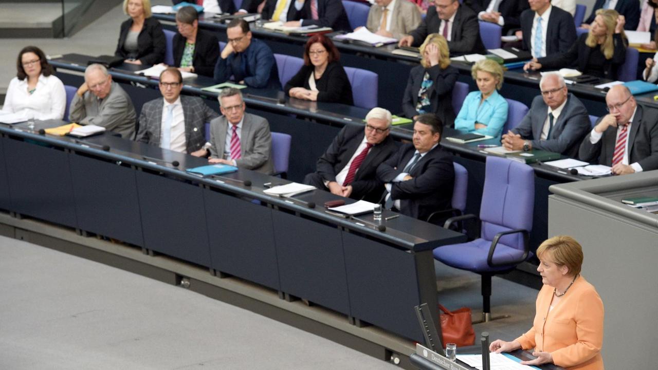 Bundeskanzlerin Angela Merkel spricht am 01.07.2015 im Bundestag in Berlin über die Griechenland-Krise. Im Hintergrund sind die Minister auf der Regierungsbank zusehen.