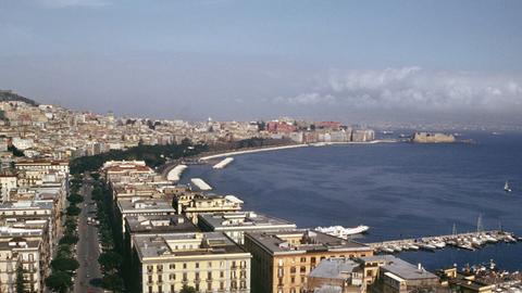 Blick über die Stadt und den Golf von Neapel in der italienischen Provinz Kampanien.