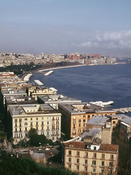 Blick über die Stadt und den Golf von Neapel in der italienischen Provinz Kampanien.