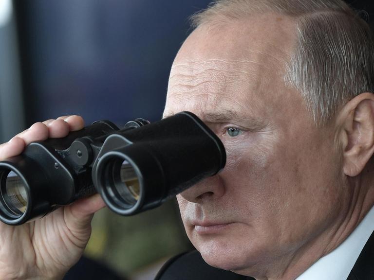 Russlands Präsident Putin beim Blick durch ein Fernglas bei einer Militärübung be Orenburg am 20. September 2019