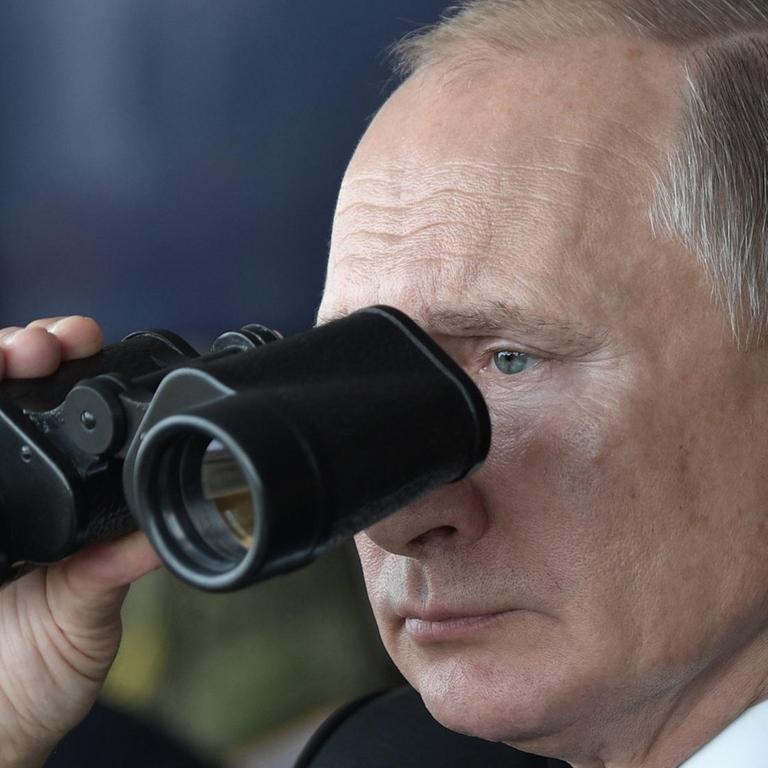 Russlands Präsident Putin beim Blick durch ein Fernglas bei einer Militärübung be Orenburg am 20. September 2019