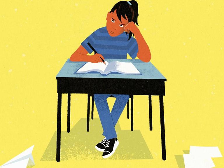 Ein Schulmädchen sitzt schreibend am Tisch und denkt nach.