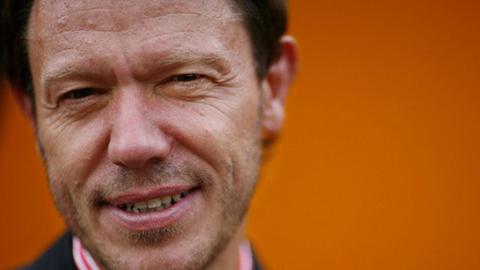 Der britische Professor Stephen Emmott, Neurobiolog und Computerspezialist, steht vor einer orangefarbenen Wand in London am 08.08.2008