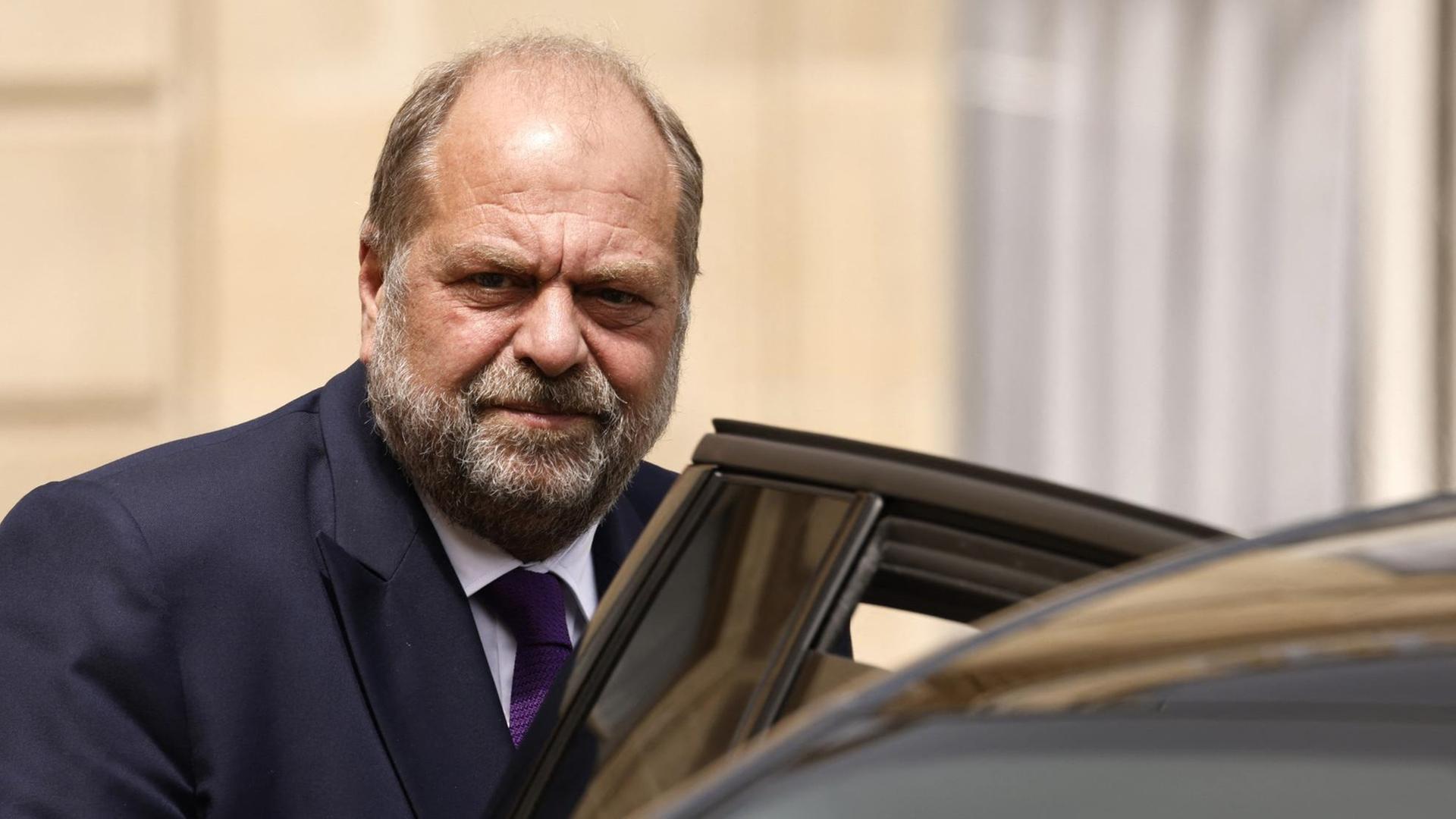 Das Bild zeigt Eric Dupond-Moretti, wie er in seinen Dienstwagen einsteigt. Das Bild zeigt Eric Dupond-Moretti, wie er in seinen Dienstwagen einsteigt.