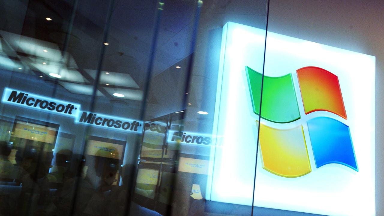 Das Logo der Firma Microsoft hinter einer Glasfassade 