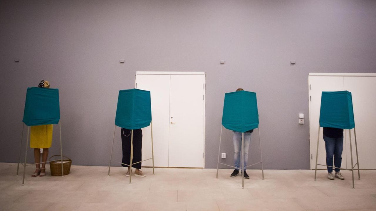 Wähler und Wählerinnen geben im Wahllokal in Stockholm ihren Stimmen für die Parlamentswahl in Schweden ab.