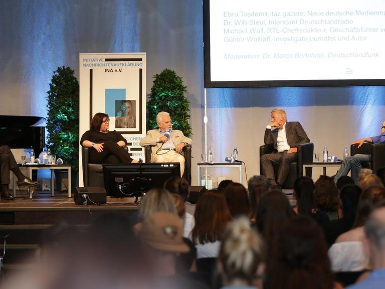 Blick aufs Podium beim beim 3. Kölner Forum für Journalismuskritik
