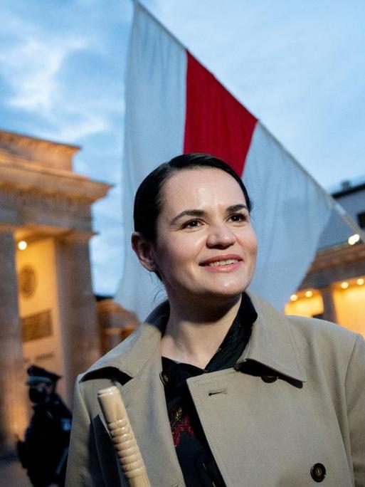 Die Oppositionsführerin Swetlana Tichanowskaja aus Belarus geht nach einem Auftritt vor Anhängern am Brandenburger Tor vorbei