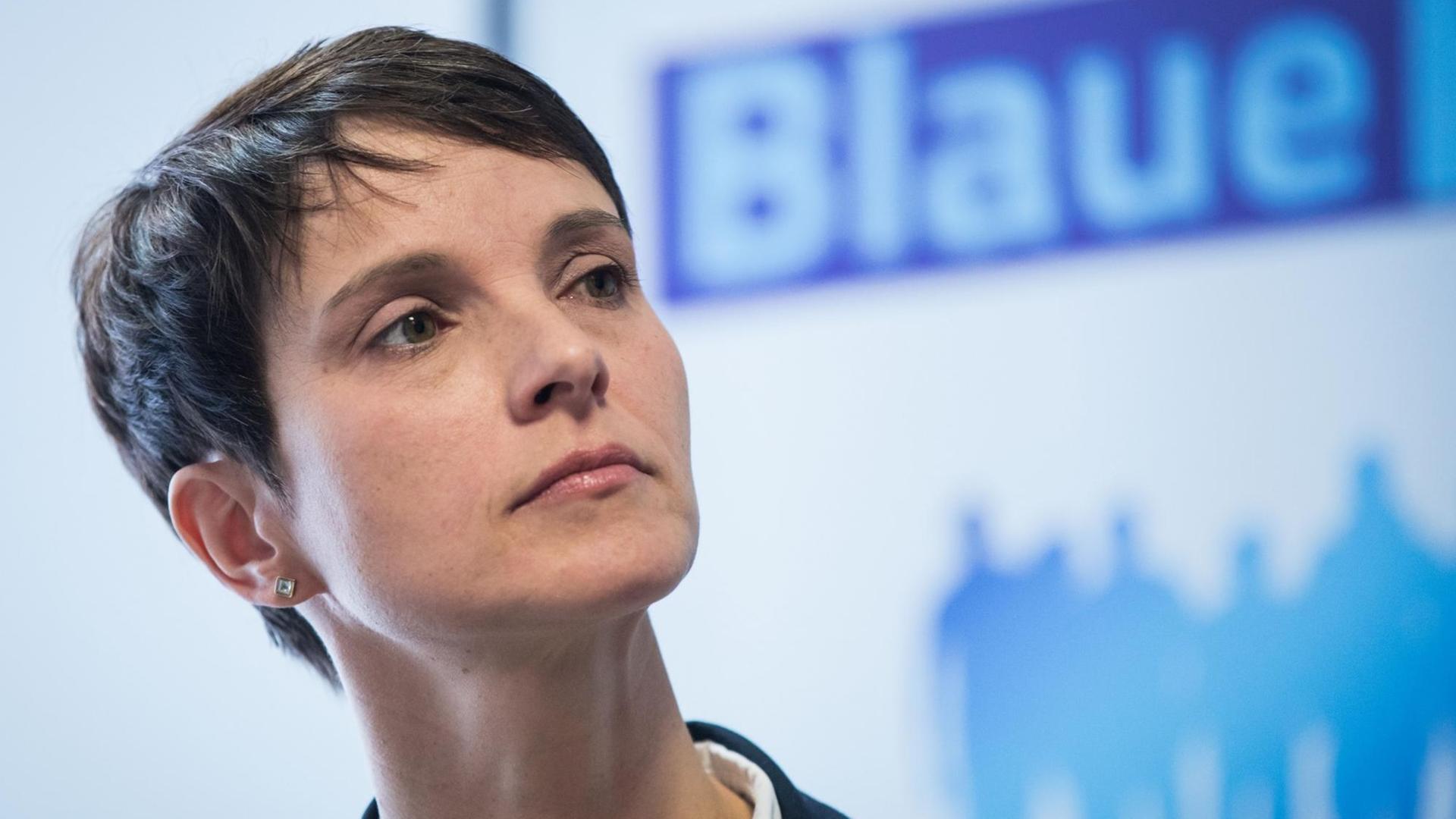 Die ehemalige AfD-Chefin Frauke Petry spricht in Rodgau bei einer Diskussionsveranstaltung, wo sie den Startschuss für ihr neues Bürgerforum "Blaue Wende" gab.