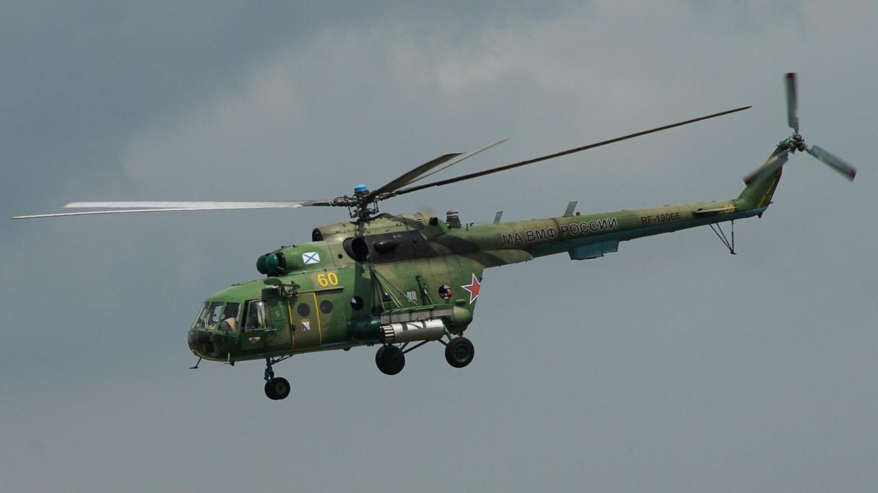 Sie sehen einen russischen Militärhubschrauber vom Typ Mi-8, hier bei einem Manöver im Juni 2016 in Russland. Sie sehen einen russischen Militärhubschrauber vom Typ Mi-8, hier bei einem Manöver im Juni 2016 in Russland.