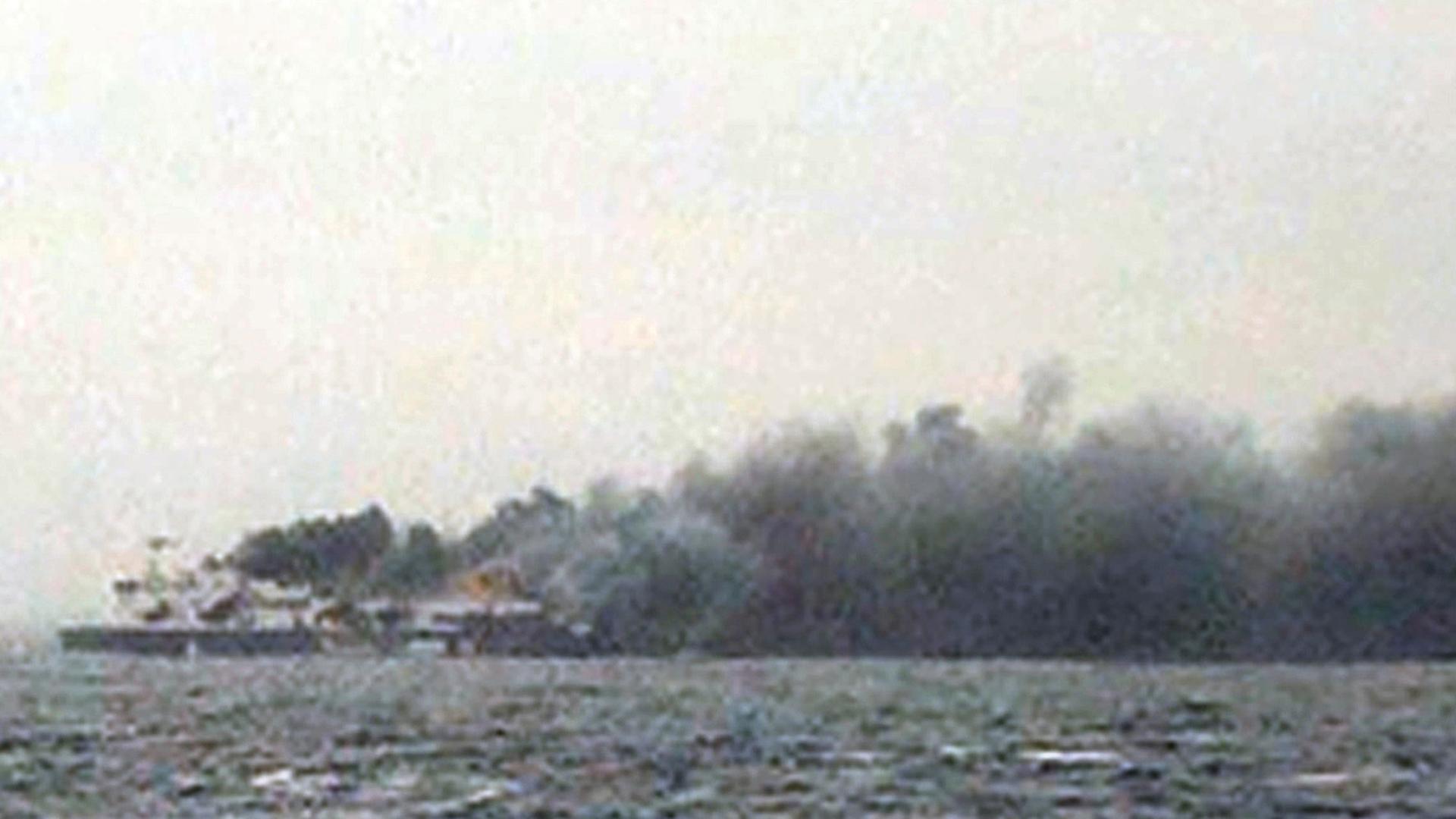 Ein abfotografiertes Fernsehbild des griechischen Fernsehsenders Skai zeigt die brennende Fähre "Norman Atlantic" in der Adria.