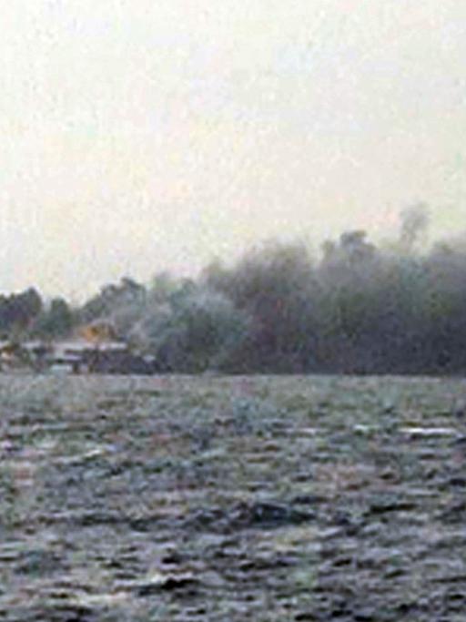 Ein abfotografiertes Fernsehbild des griechischen Fernsehsenders Skai zeigt die brennende Fähre "Norman Atlantic" in der Adria.