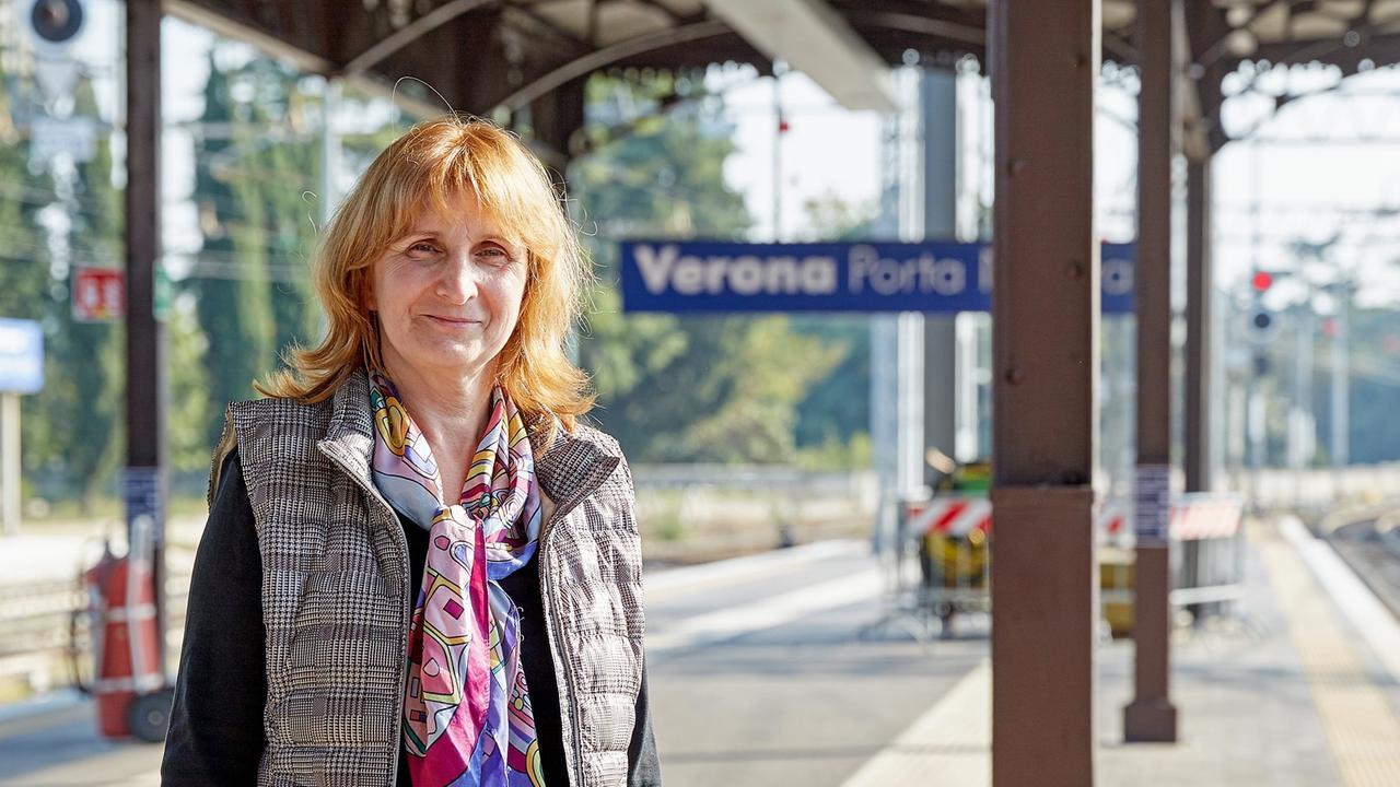 Passagierin Larissa aus Moskau steht auf dem Bahnsteig von Verona