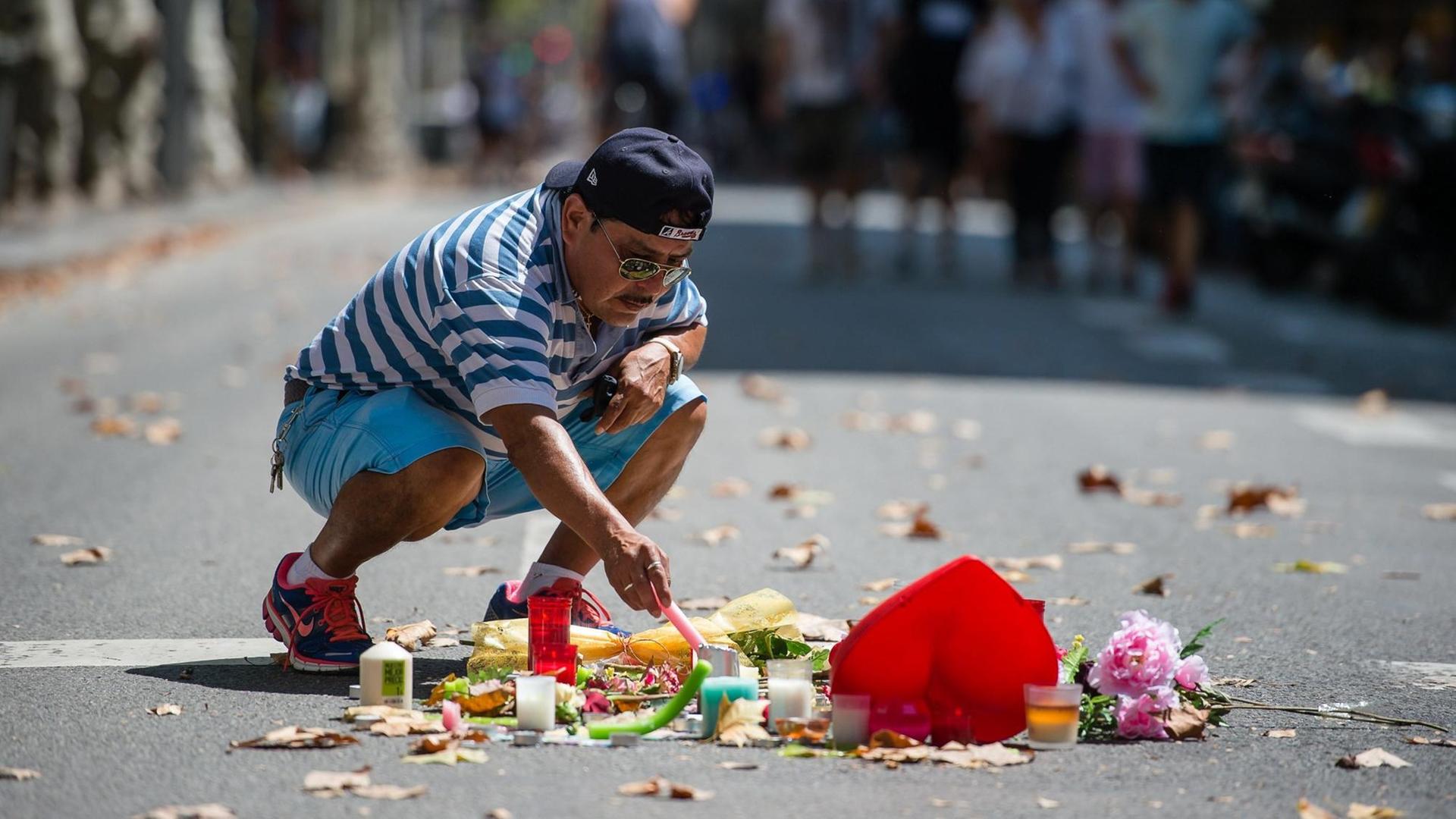 Trauernde legen auf den Ramblas in Barcelona Blumen zum Gedenken an die Anschlagsopfer vom 17.8.2018 nieder und zünden Kerzen an