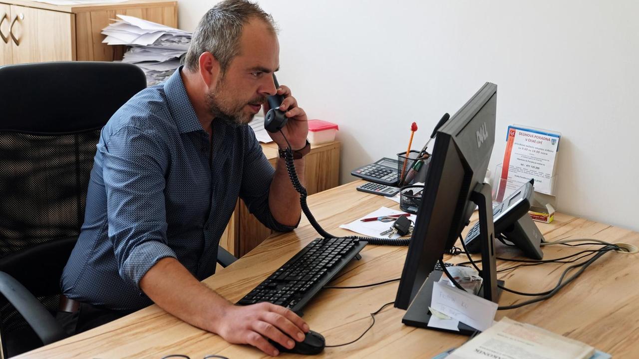 Schuldnerberater Jiri Hadas in seinem Büro im Behördenhaus von Usti im Norden Tschechiens