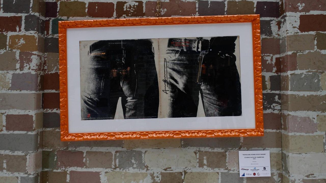 Das Covermotiv von Sticky Fingers bei einer Andy Warhol-Asstellung
