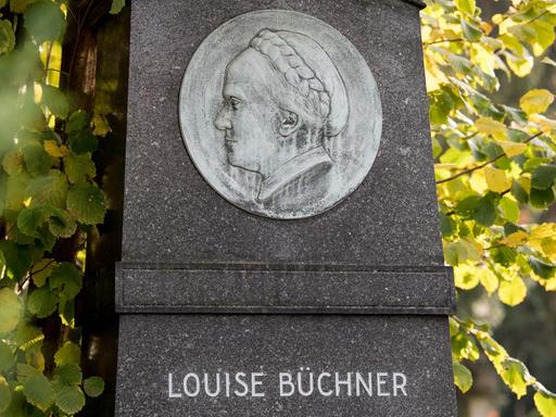 Ein Farbfoto zeigt einen Grabstein mit dem Profilrelief einer Frau über der Inschrift "Louise Büchner geb. 1821 gest. 1877"