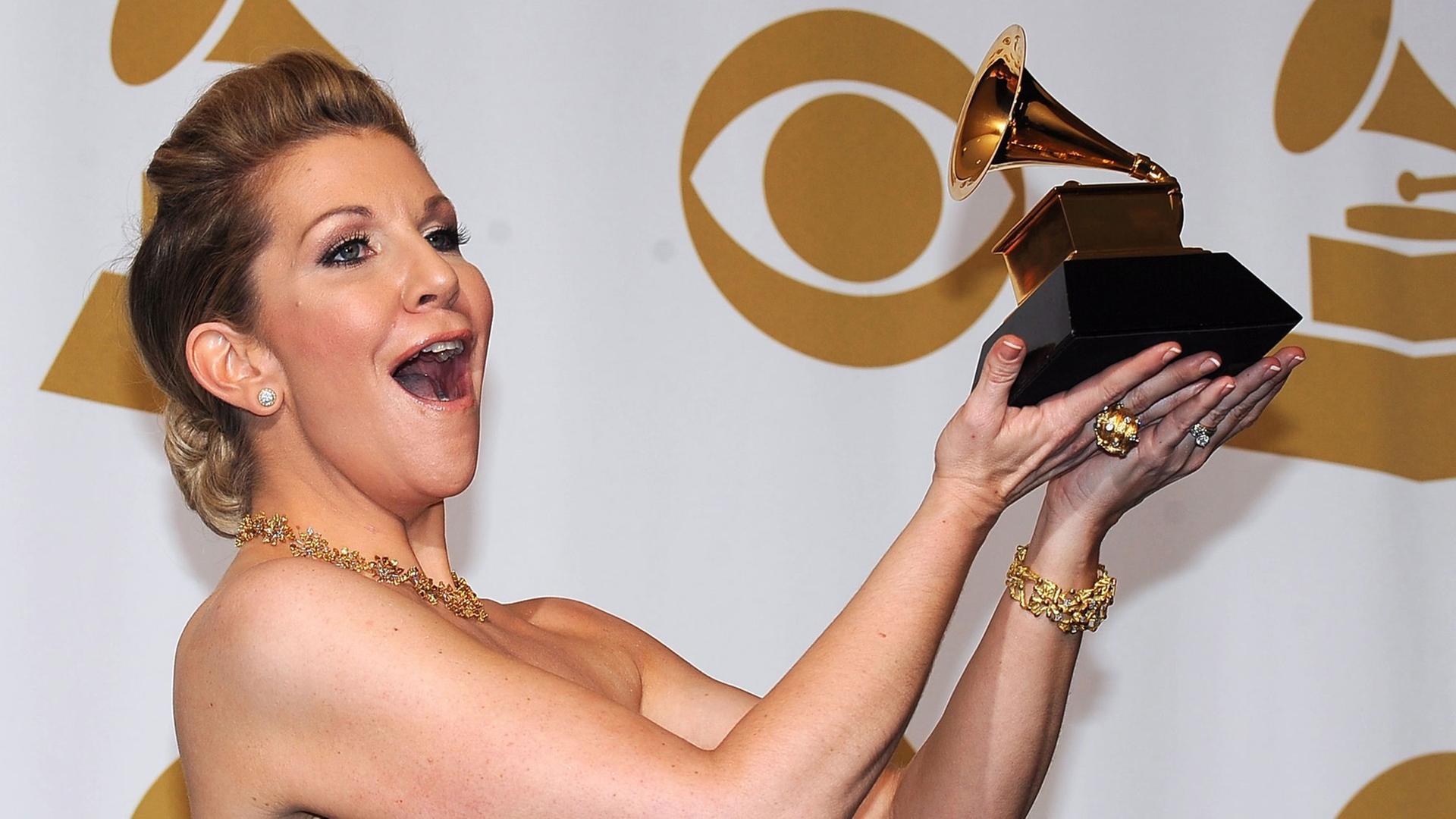 Die US-Mezzosopranistin Joyce DiDonato hält die Grammy-Trophäe in die Höhe.