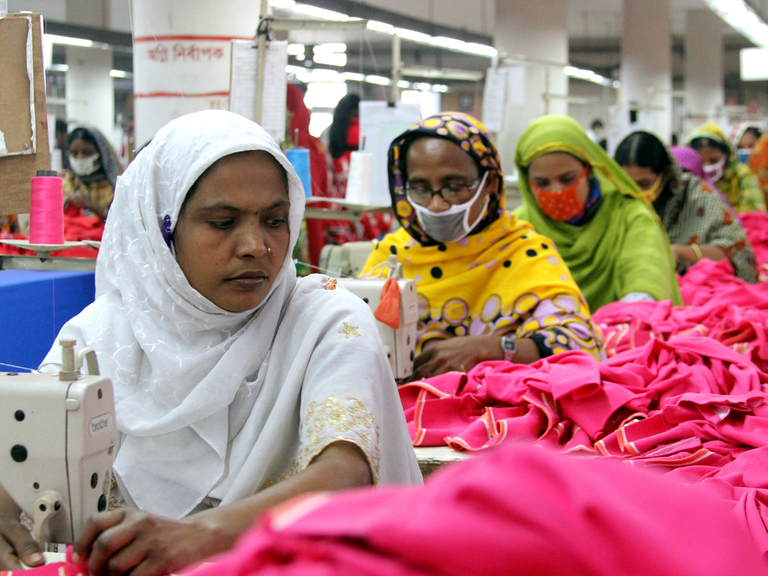 Frauen und Männer arbeiten in der Textilfabrik "One Composite Mills" in Gazipur, einem Vorort der Hauptstadt Dhaka in Bangladesch.