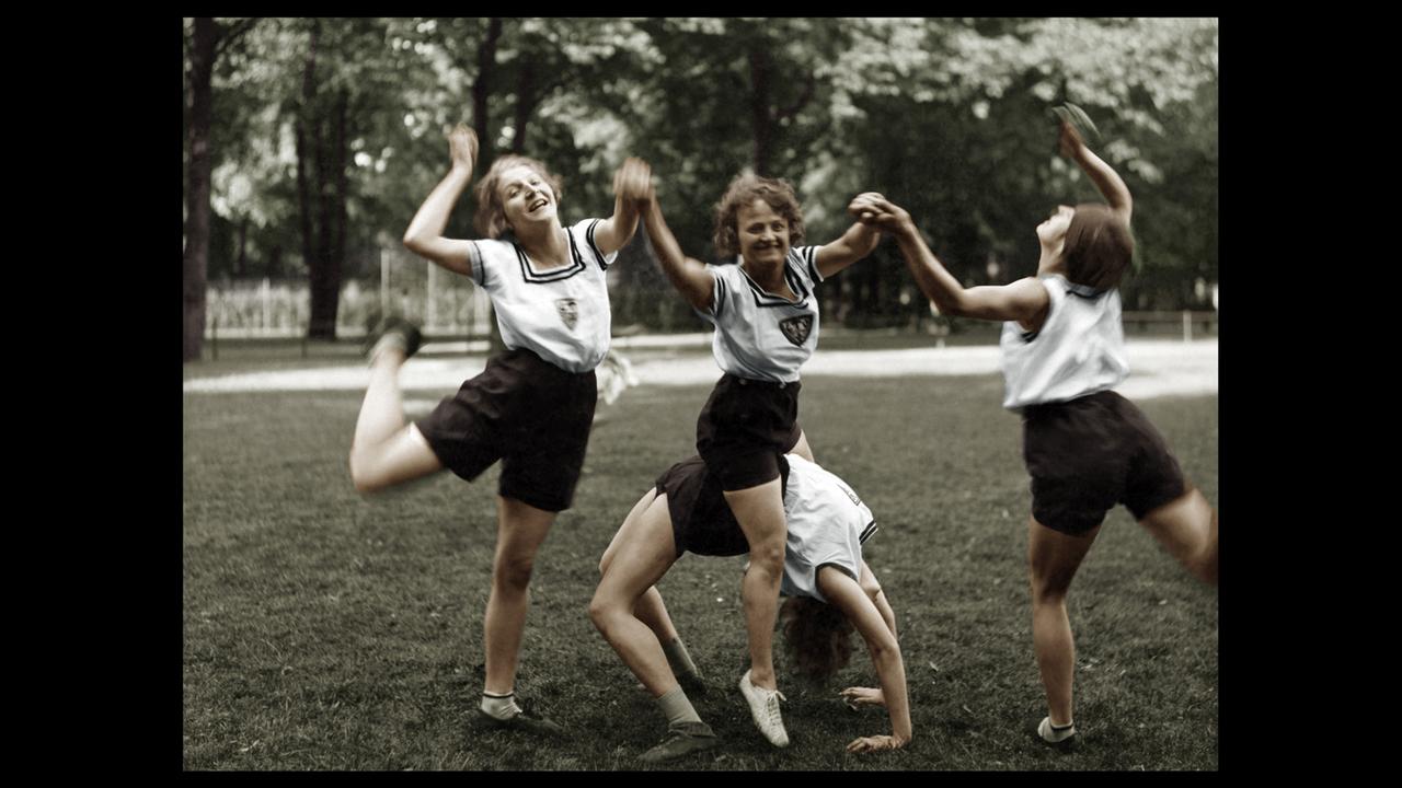 Vier junge Frauen bei Gymnastik im Freien in Berlin; Aufnahme vom Juli 1928, digital koloriert.