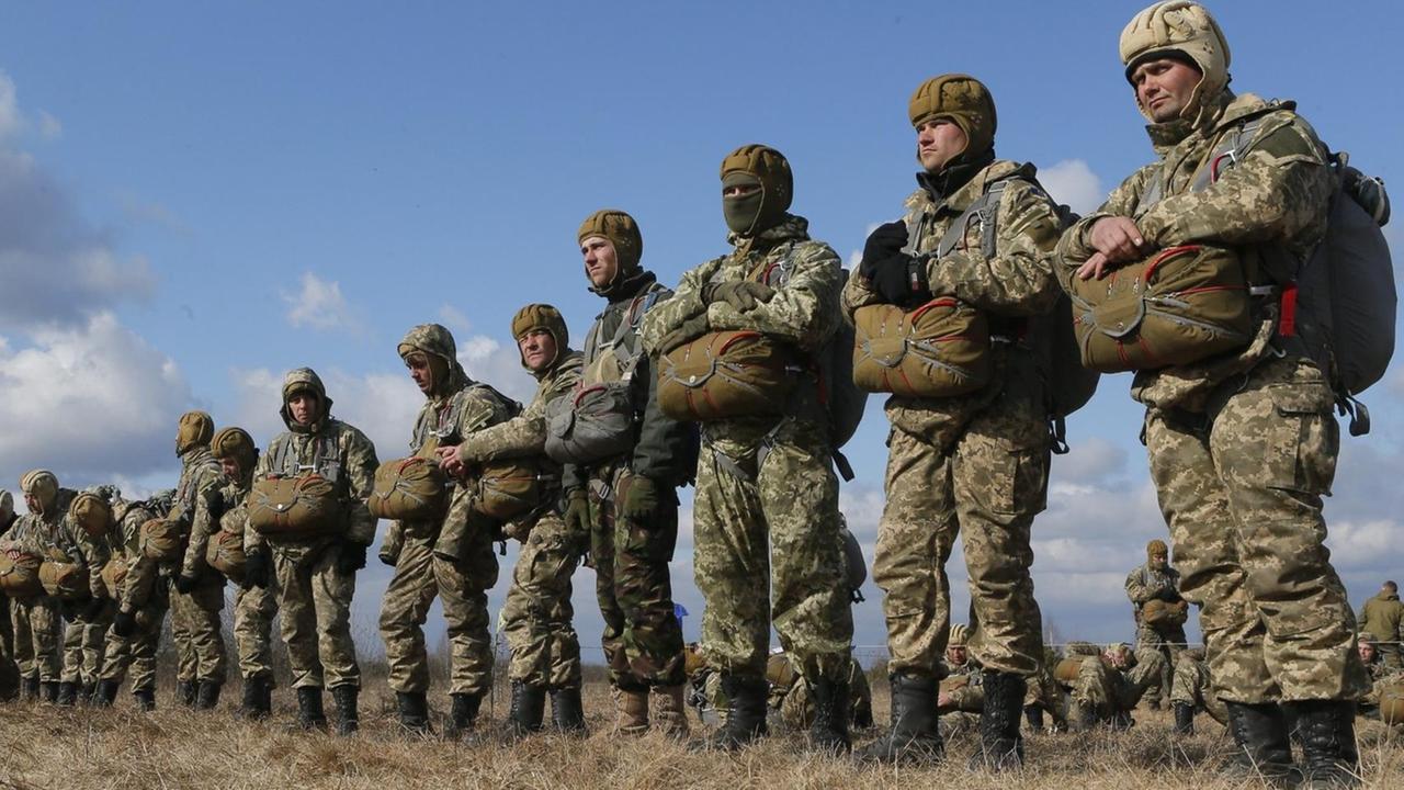 Ukrainische Soldaten während einer Übung in der Nähe von Zhytomyr. Sie stehen in einer langen Reihe.