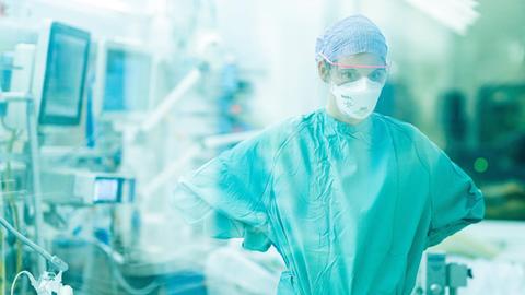 Intensivpflegerin steht auf der Covid-Intensivstation der Dresdner Uniklinik vor einem Bett