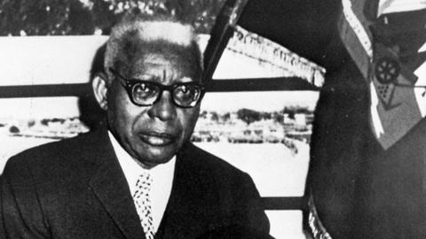 Undatierte Aufnahme des haitianischen Präsidenten und Diktators Francois Duvalier, genannt "Papa Doc"(hinten), mit seinem Sohn und Amtsnachfolger Jean-Claude Duvalier, genannt "Baby Doc".