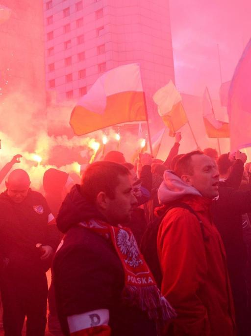Bengalisches Feuer auf einer Nationalisten-Demo in Warschau