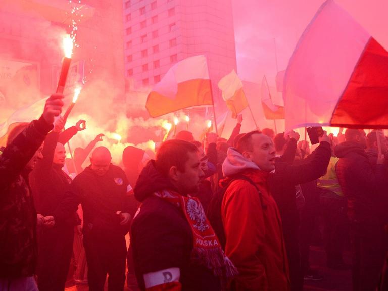Bengalisches Feuer auf einer Nationalisten-Demo in Warschau