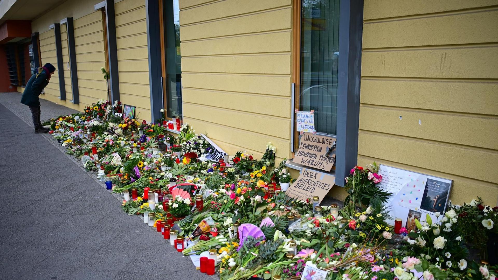 Eine Frau betrachtet vor dem Thusnelda von Saldern Haus der Einrichtung Oberlinhaus die Blumen und Beileidsbekundungen. In der diakonischen Einrichtung waren am 28.04.2021 vier Leichen und eine schwer verletzte Person gefunden worden.