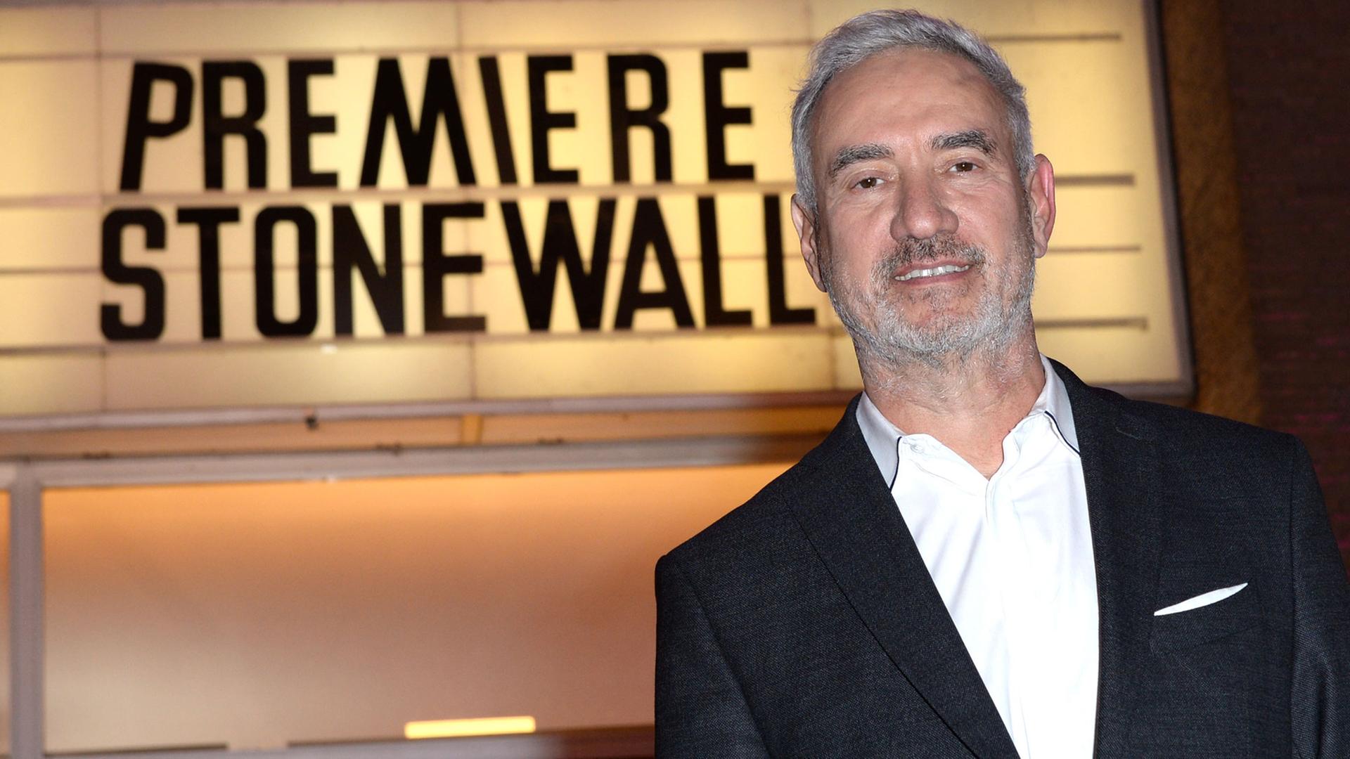 Regisseur Roland Emmerich vor der Kino-Leuchttafel mit der Aufschrift "Premiere Stonewall"