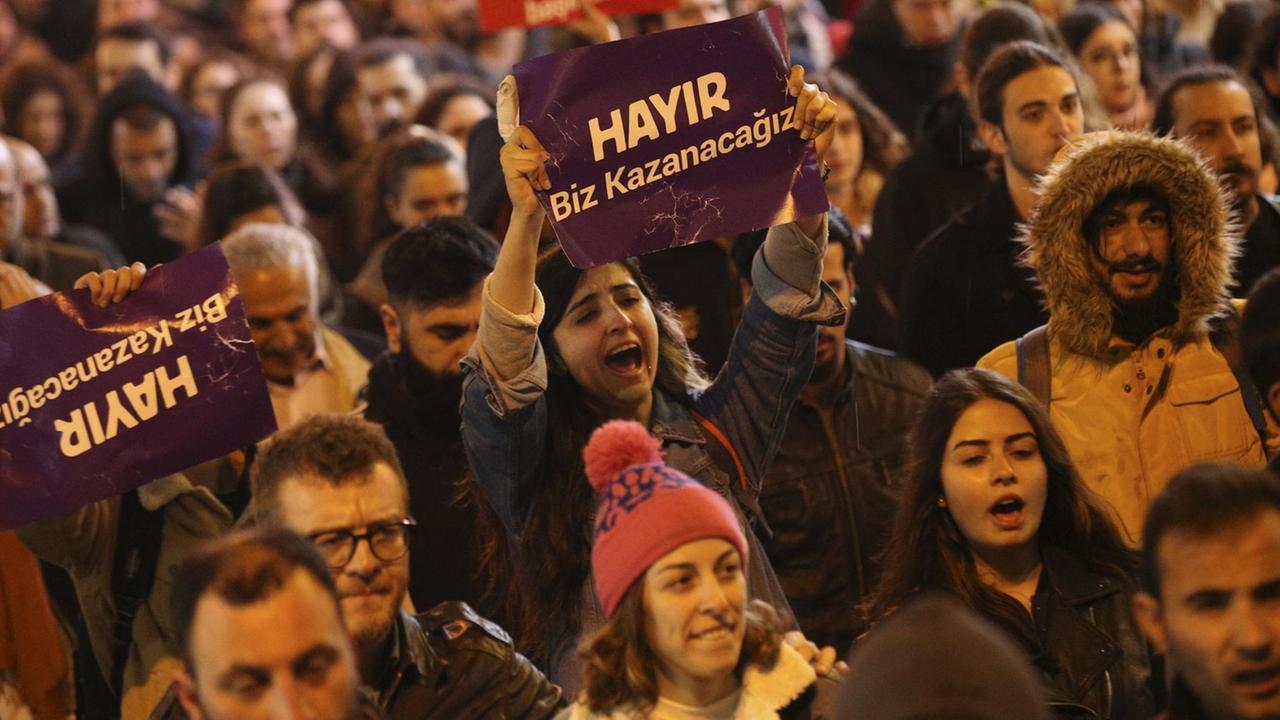 Viele Menschen in einem Demonstrationszug, manche halten Schilder mit dem Wort "Hayir" - "Nein" in die Luft.