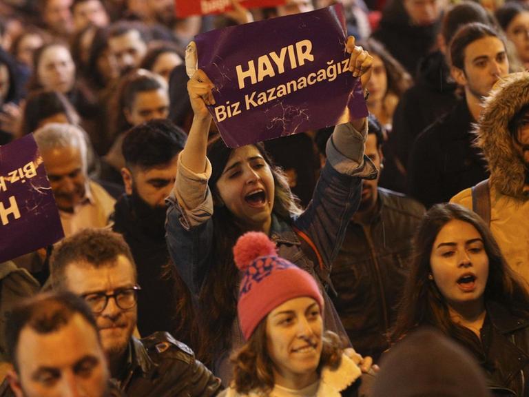 Viele Menschen in einem Demonstrationszug, manche halten Schilder mit dem Wort "Hayir" - "Nein" in die Luft.