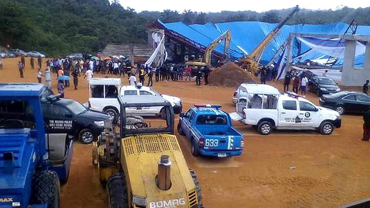 Einsatzkräfte versuchen, Opfer unter den Trümmern der Kirche "Reigners Bible Church" in der nigerianischen Stadt Uyo zu bergen.