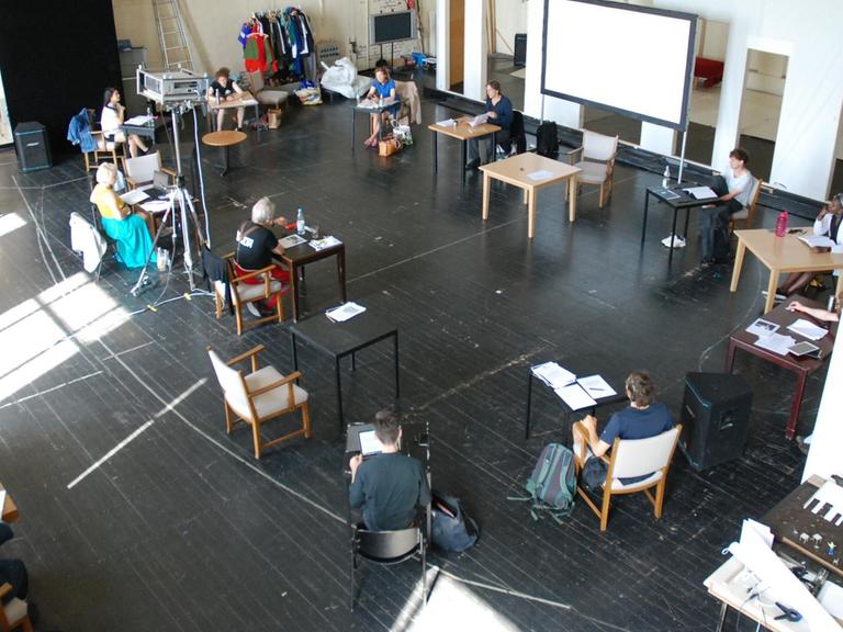 Leseprobe im Bochumer Schauspielhaus: Schauspieler und Regisseur sitzen in einem großen Kreis im Probensaal und halten wegen der Coronapandemie Abstand.