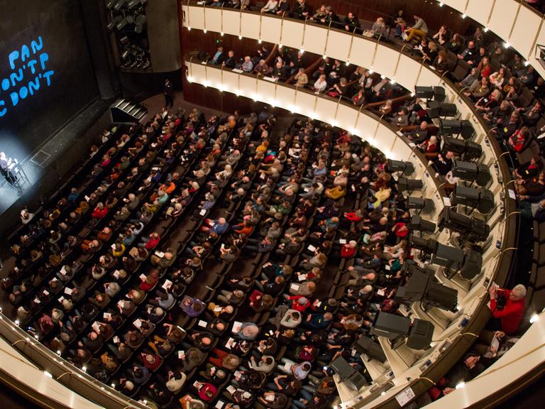 Besucher der "Lessingtage" hören zur Eröffnung in Hamburg im Thalia Theater einem Vortrag zu.