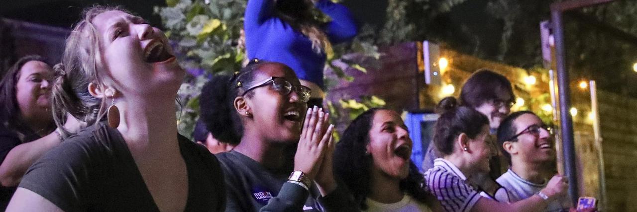 Junge Menschen feiern und jubeln in Houston.