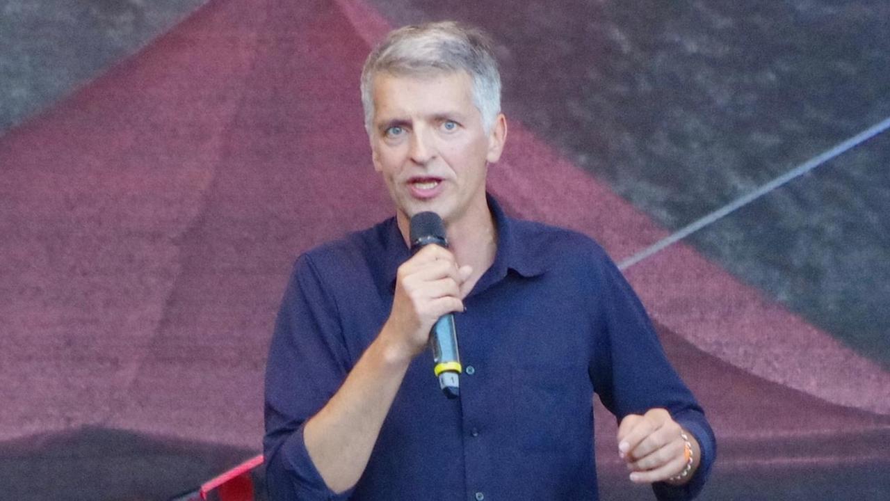 Der Kabarettist Johannes Flöck mit Mikrofon in der Hand auf der Open Air-Bühne der Gauklerfestung 2017.