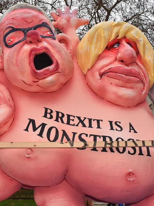 Theresa May, Boris Johnson, Michael Gove und David Davis als Witzfiguren auf einem Fantasiekörper, auf dem steht: "Brexit is a monstrosity"