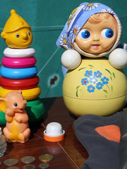 Babyspielzeug auf einem Trödelmarkt in Russland, Omsk, 2021.
