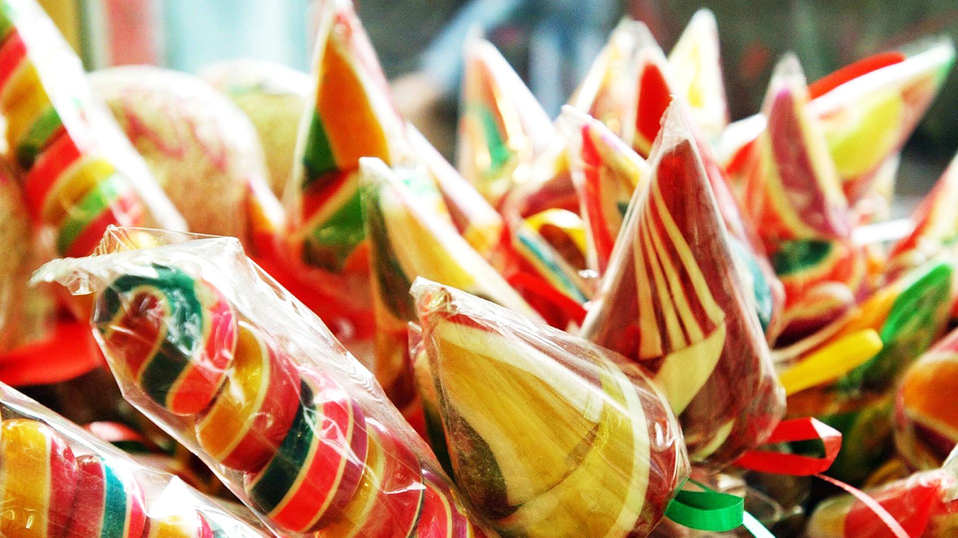 Farbenfrohe mexikanische Zuckerstangen, Pirulos Farbenfrohe mexikanische Zuckerstangen, Pirulos