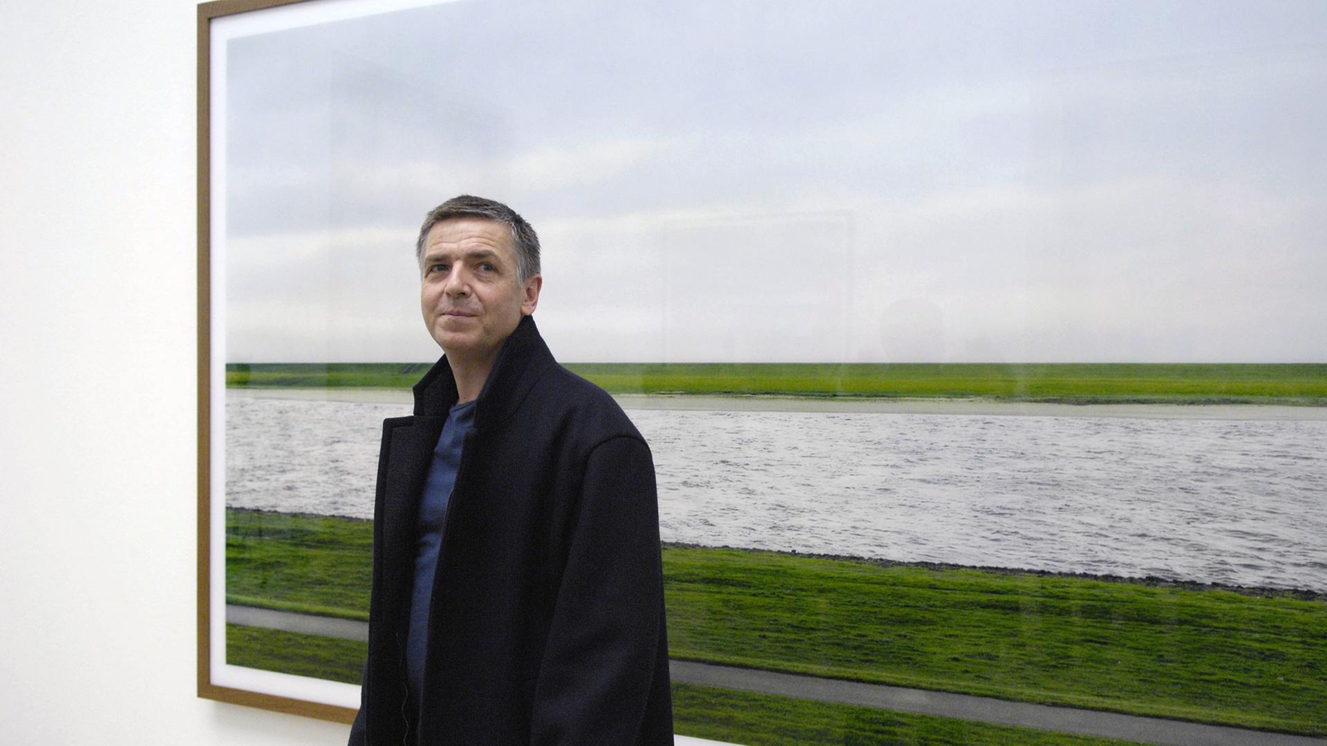 Der Fotograf Andreas Gursky vor seinem weltberühmten Werk "Rhein II", aufgenommen bei seiner Ausstellung 2007 in München.