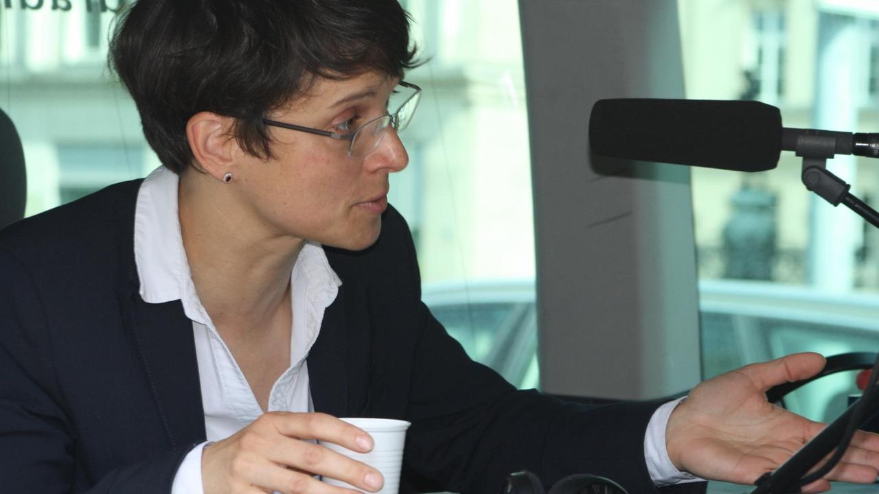Frauke Petry spricht in ein Mikrofon