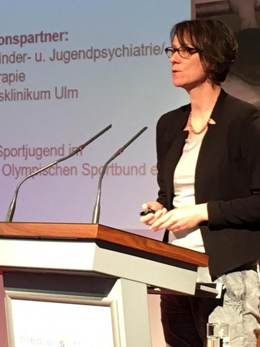 Bettina Rulofs, Voice-Projektkoordinatorin aus Deutschland bei einer Rede
