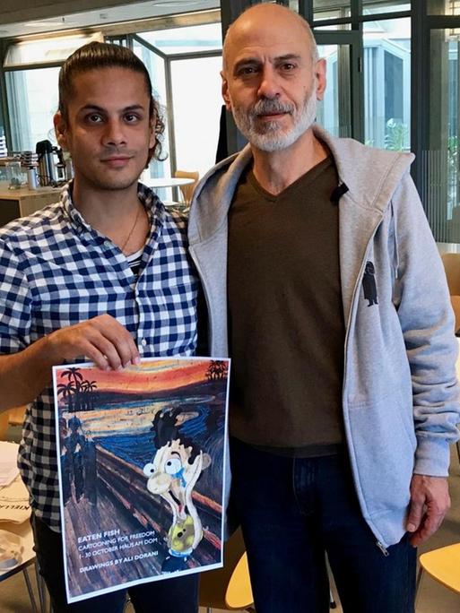 Der iranische Comic-Autor Ali Durani hat durch das Hilfsnetzwerk ICORN in Norwegen Asyl erhalten. In der Zentrale in Stavanger hält er einen Comic in der Hand.