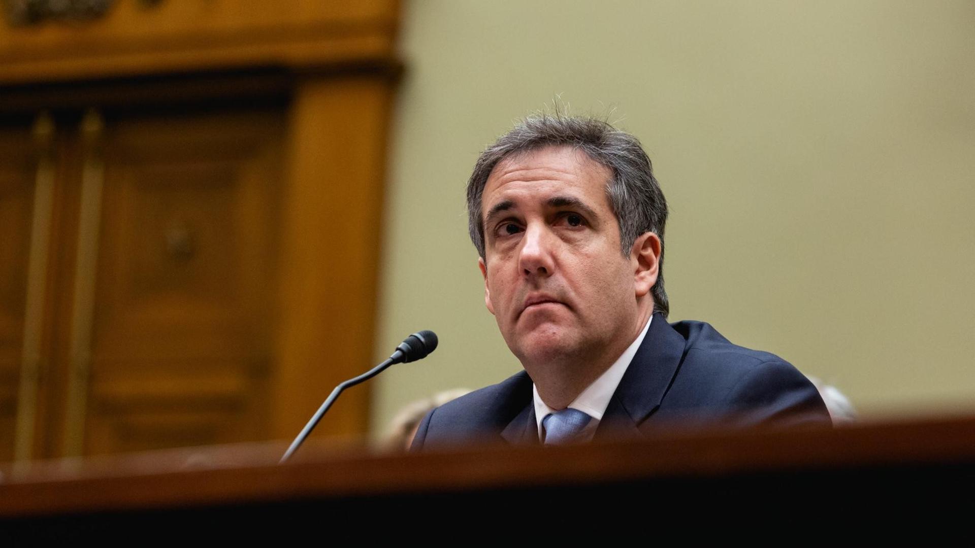 Cohen spricht bei einer Kongressanhörung in ein Mikrofon.