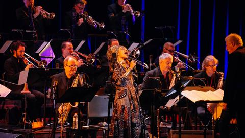 Die Sängerin Jazzmeia Horn ist auf der Bühne live mit der WDR Big Band zu sehen