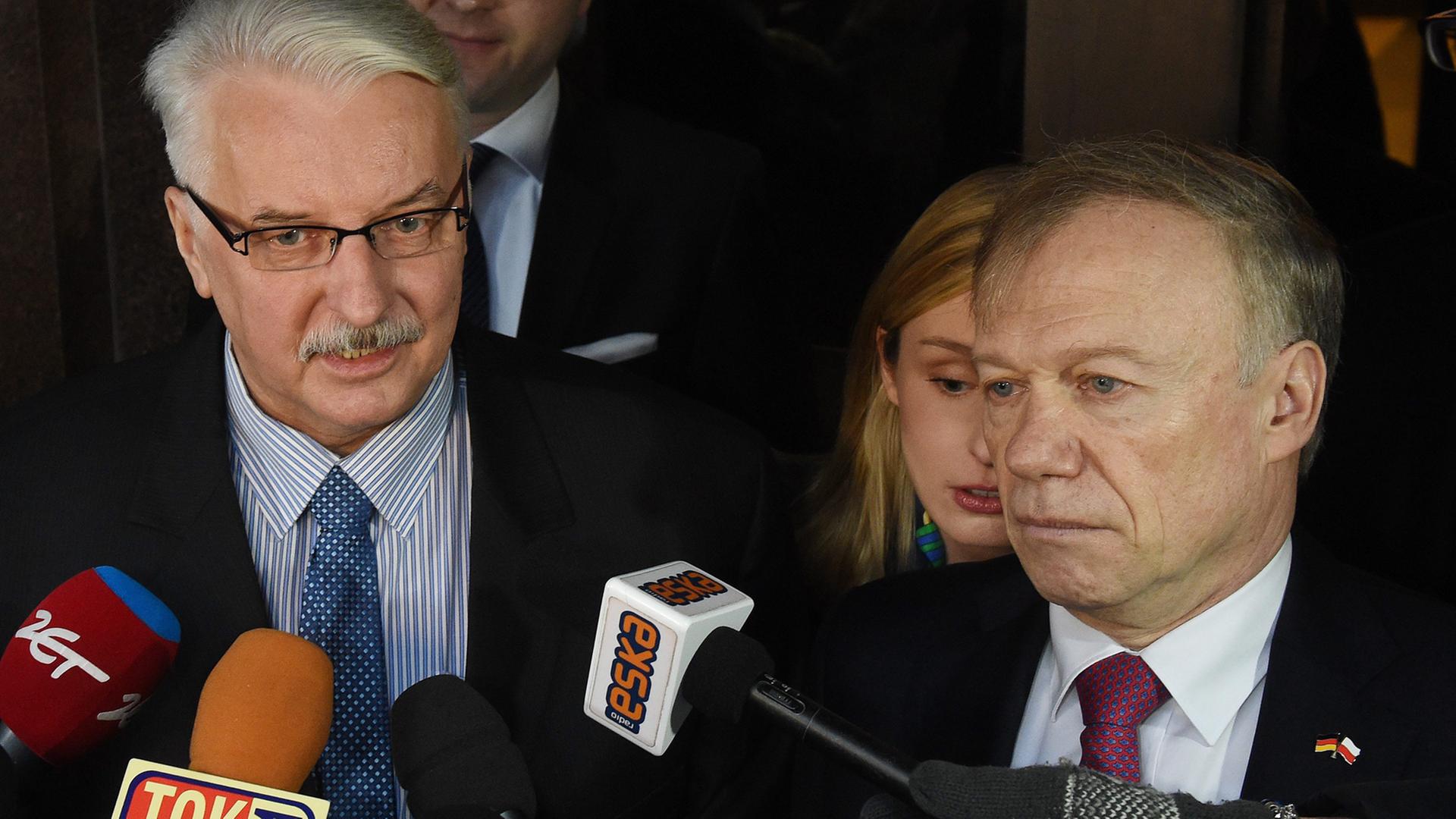 Der polnische Außenminister Witold Waszczykowski (li.) und der deutsche Botschafter in Polen, Rolf Nikel, nach ihrem Gespräch am Montag in Warschau.