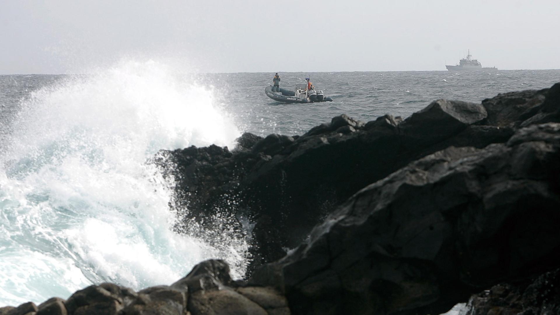 Ein Schlauchboot schwimmt am 16.02.2009 entlang der Küste der spanischen Kanareninsel Lanzarote.