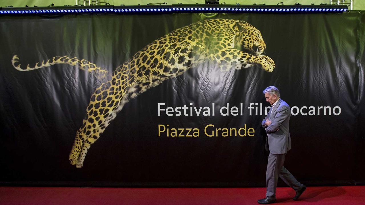 69. Internationales Filmfestival in Locarno: Festivalpräsident Marco Solari läuft auf dem roten Teppich vor dem Plakat zum Festival. 